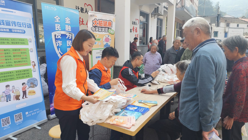 1729655087979712eoQQ.jpg 大地期貨聯合中韓人壽走進愛心食堂.jpg